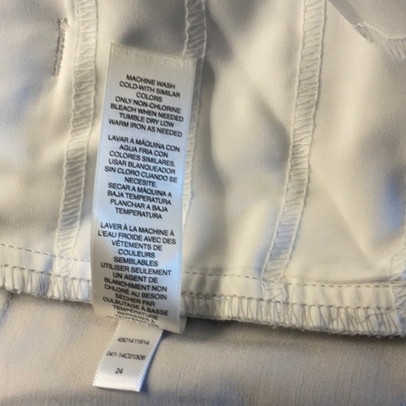 NWOT Light Gray Chicos So Sliming Crops size 2.5 - Picture 6 of 9